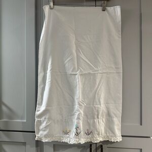 White Standard Pillow Case w/ Crochet‎ Lace Trim Embroidered Flowers 19x28”